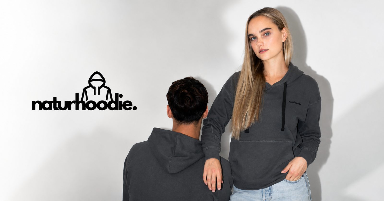 Zwei Personen tragen den naturhoodie HempyHero aus Hanf und Bio-Baumwolle