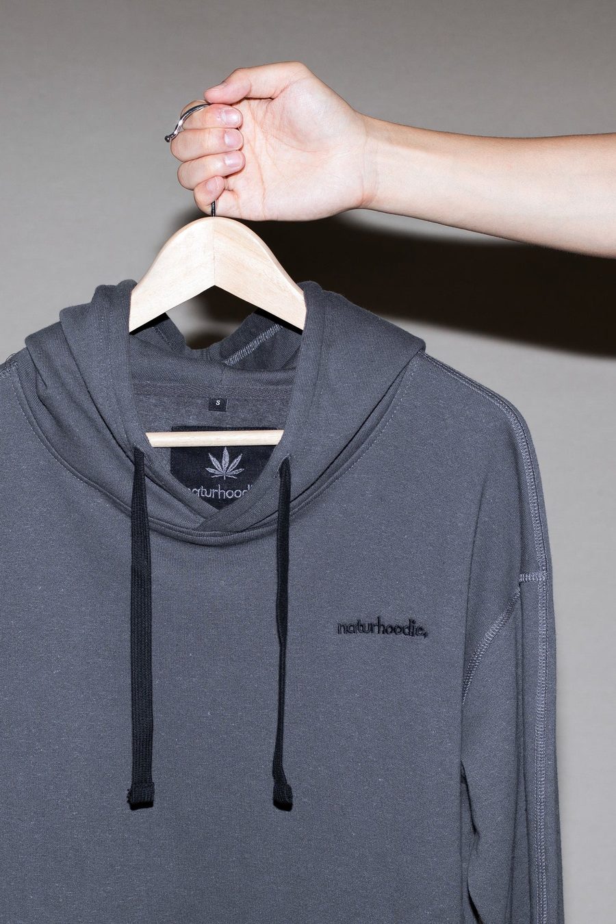 naturhoodie HempyHero – Hanf-Hoodie am Bügel